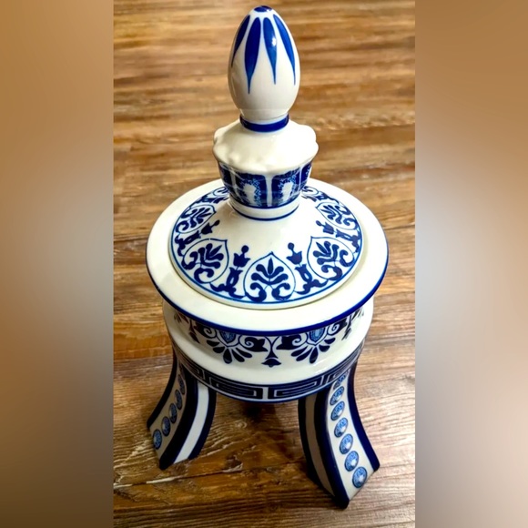 Bombay Co -Porcelain 3 Footed Temple Jar or Canister collectibles /Blue & White - Picture 1 of 5